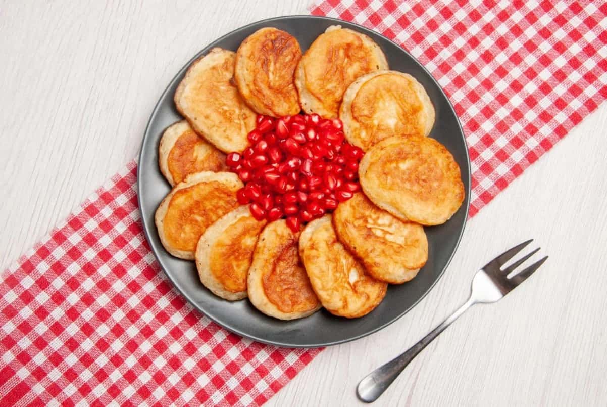 Добавляю 1 стакан кефира — оладушки получаются пышными, вкусными: простой рецепт к чаю