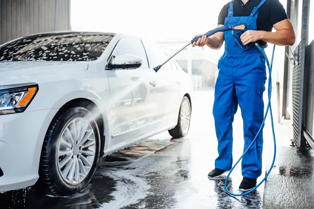 50 тысяч за автомойку: владелец нелегального бизнеса в Нижнем Тагиле попытался откупиться от чиновника, но попался на взятке