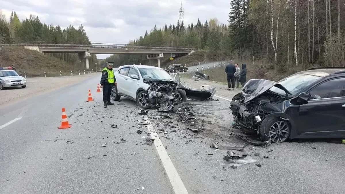 Под Нижним Тагилом в ДТП с тремя автомобилями погиб человек, шестеро пострадали