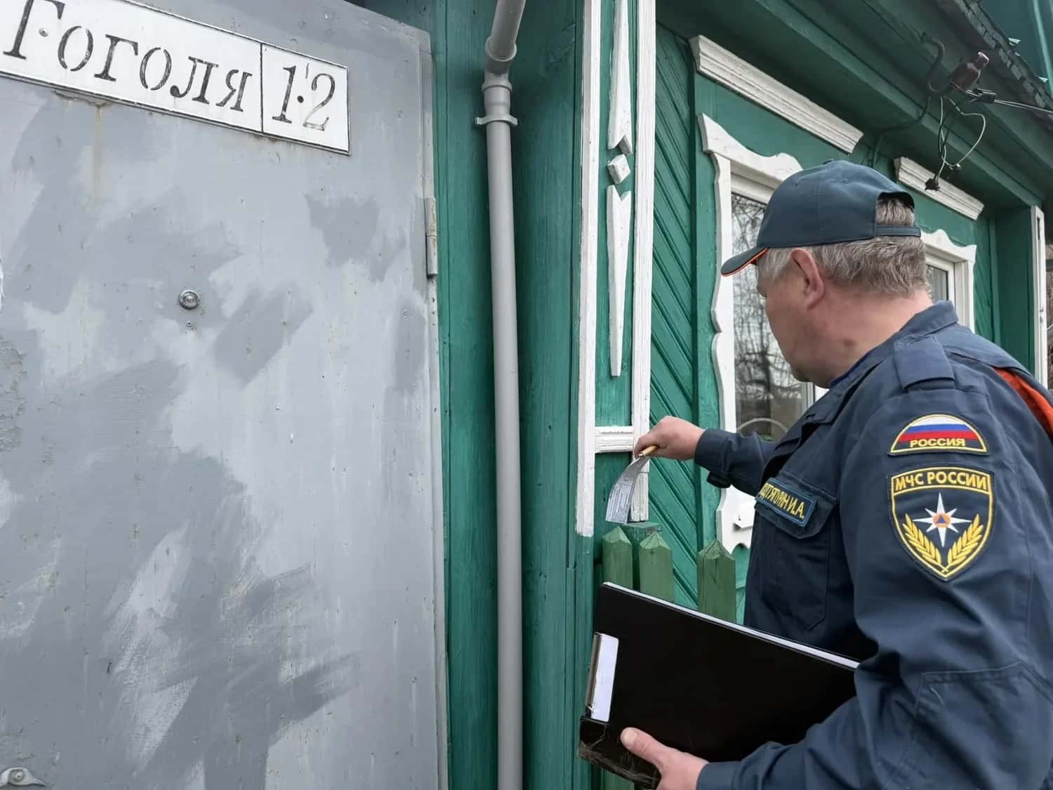 В частном секторе Нижнего Тагила прошёл противопожарный рейд: жителям напомнили правила безопасности и раздали памятки