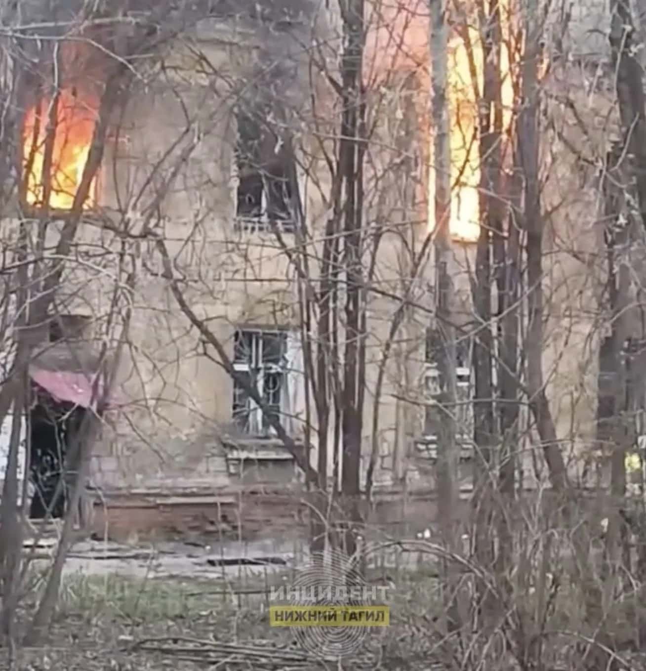 «Мы боимся такого соседства»: жители Нижнего Тагила просят огородить заброшенный дом на Лебяжинской
