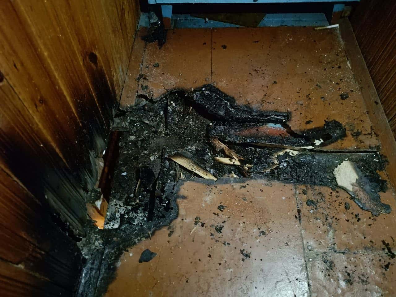 Инцидент из-за окурка: в Нижнем Тагиле загорелся балкон жилого дома