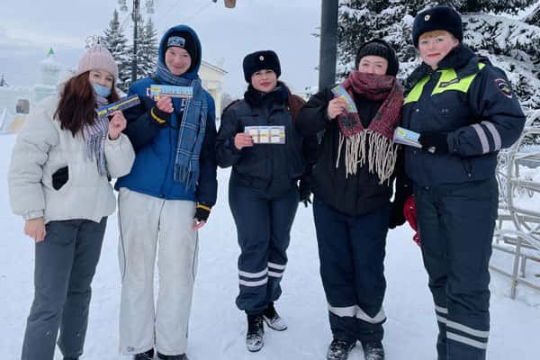 В Нижнем Тагиле сотрудники ГИБДД напомнили правила дорожной безопасности в рождественские праздники