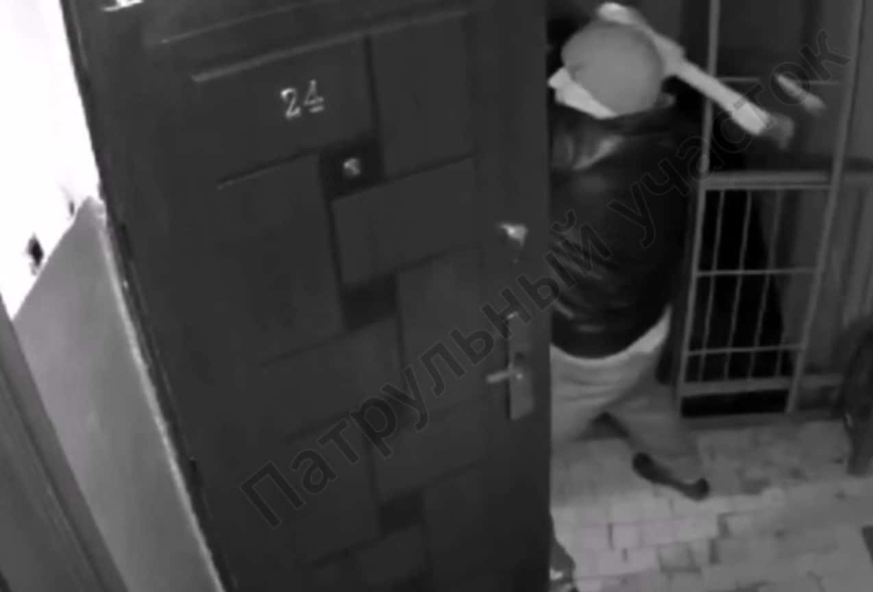 Пьяный тавдинец накинулся с топором на соседа