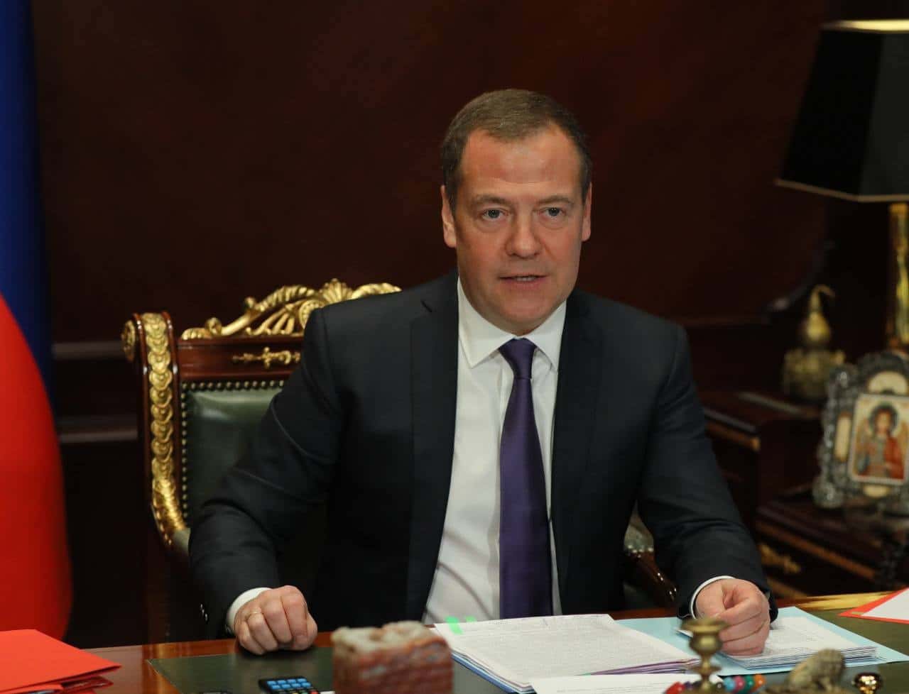 Медведев пожелал японцам уйти из жизни