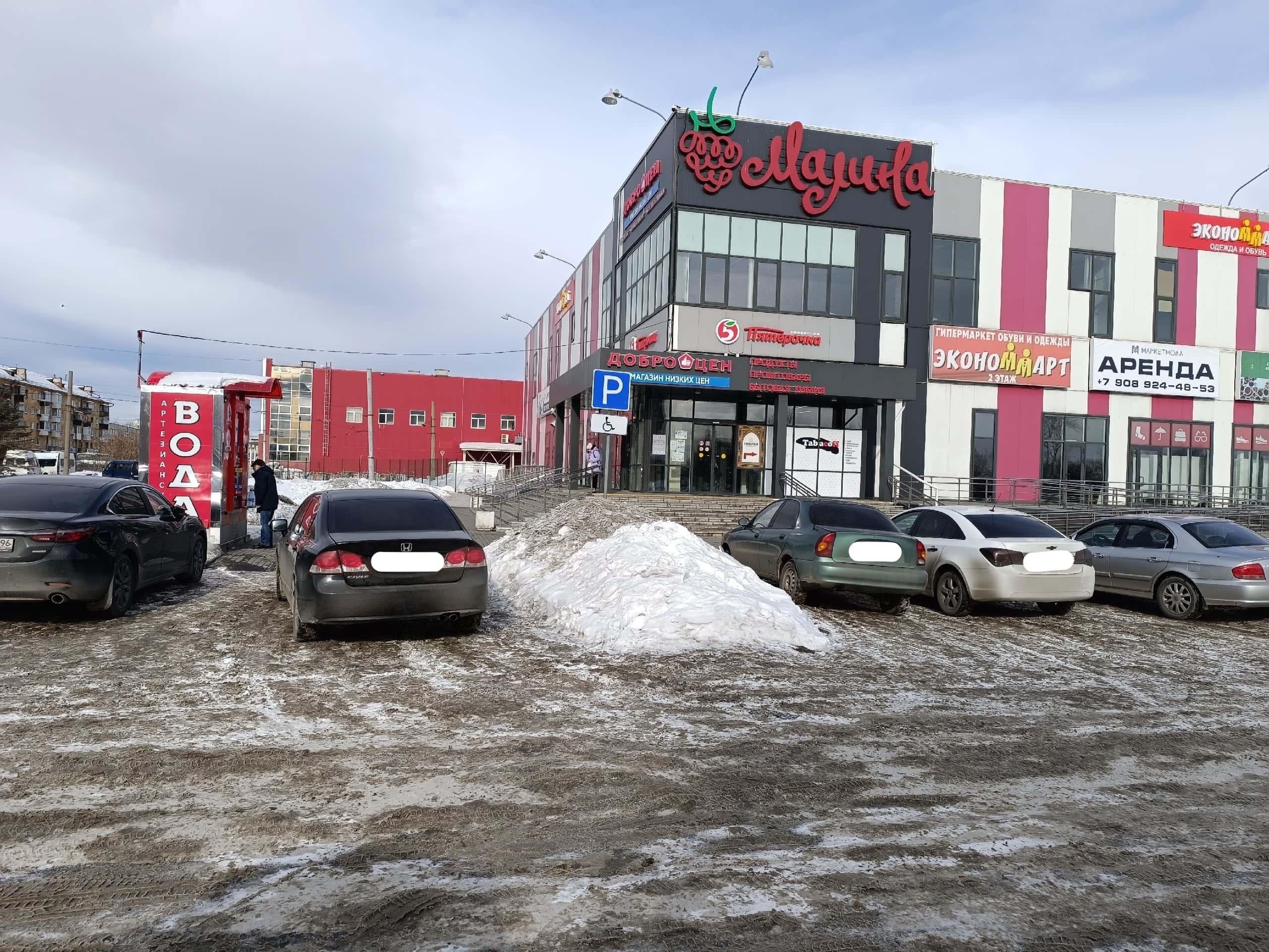 Тагильчане пожаловались на кучи снега на парковочных местах для инвалидов