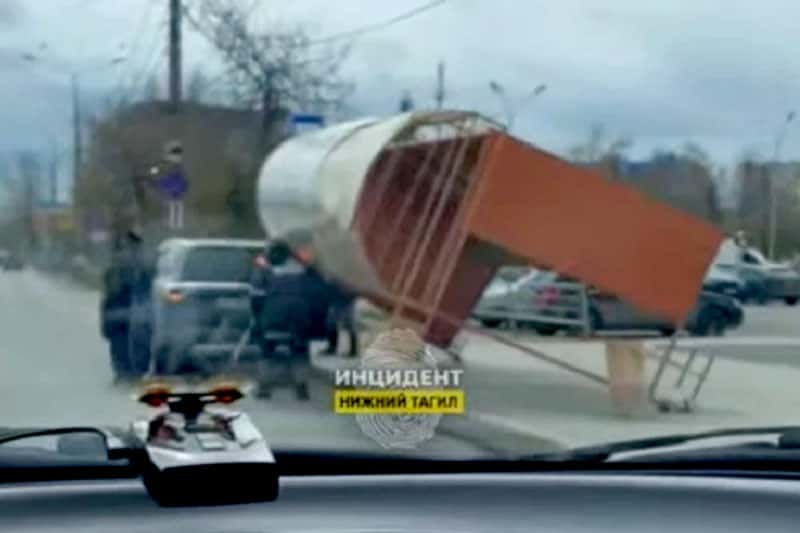 В Нижнем Тагиле из-за ураганного ветра остановка упала на автомобиль 