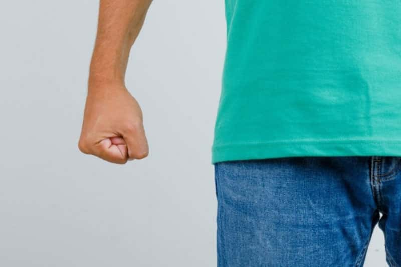 Банда тагильских подростков избивает школьников