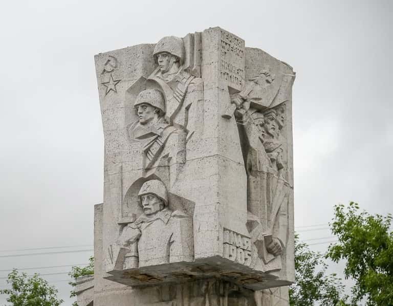 Новый облик памятника строителям: в Нижнем Тагиле приступили к ремонту монумента