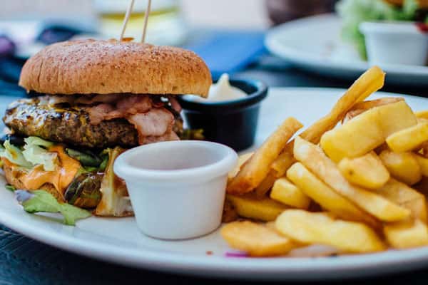 Диетолог: увлечение готовой едой грозит целым букетом заболеваний