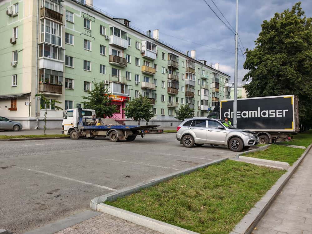 В центре Нижнего Тагила эвакуируют машины из-за Дня города