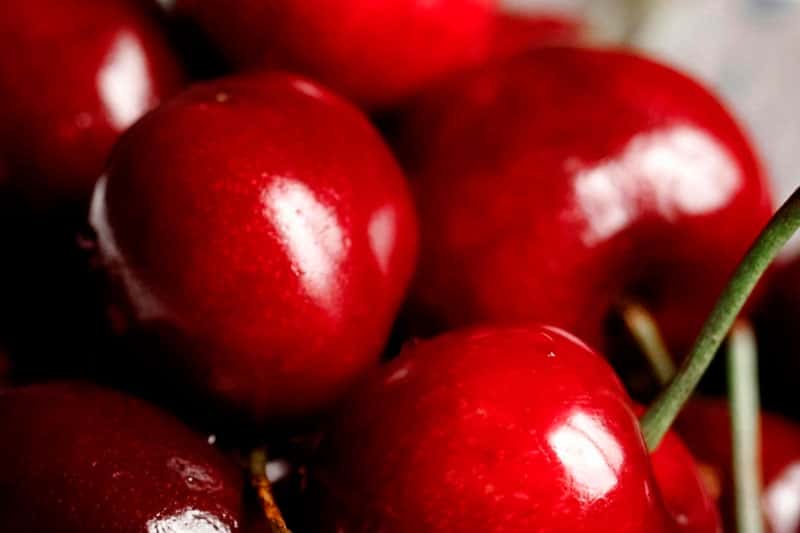 Эксперты Роспотребнадзора рассказали о полезных свойствах вишни, облепихи и брусники