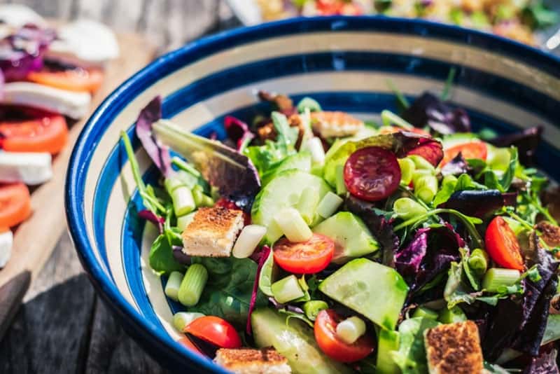 Не добавляйте это в салат: диетолог Ионова назвала наиболее вредные ингредиенты 