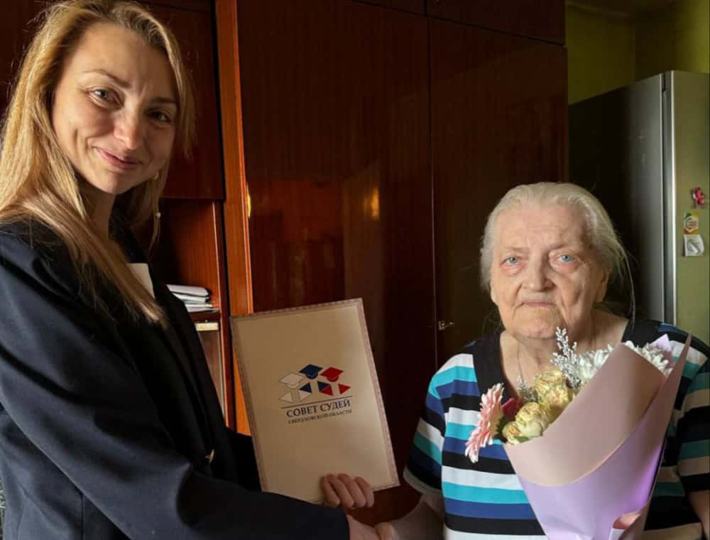 В Нижнем Тагиле наградили ветерана судебной системы со стажем работы более сорока лет