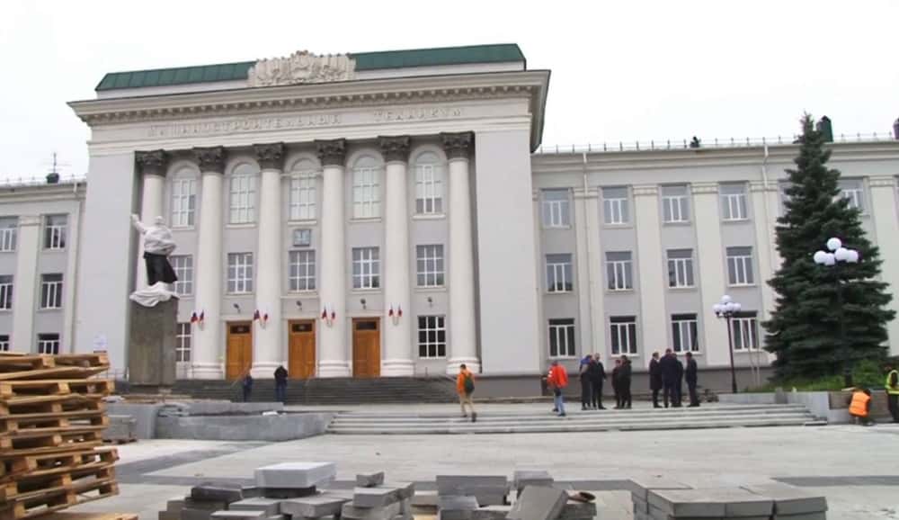 В Нижнем Тагиле почти закончили благоустройство площади перед Машиностроительным техникумом