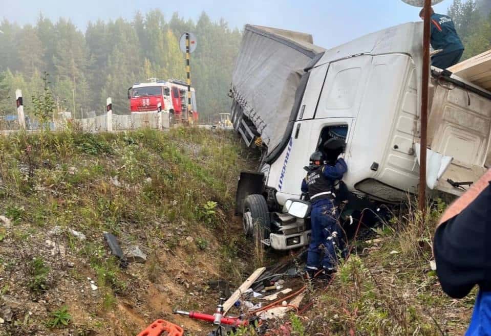 На трассе под Нижним Тагилом в ДТП водителя большегруза зажало в автомобиле