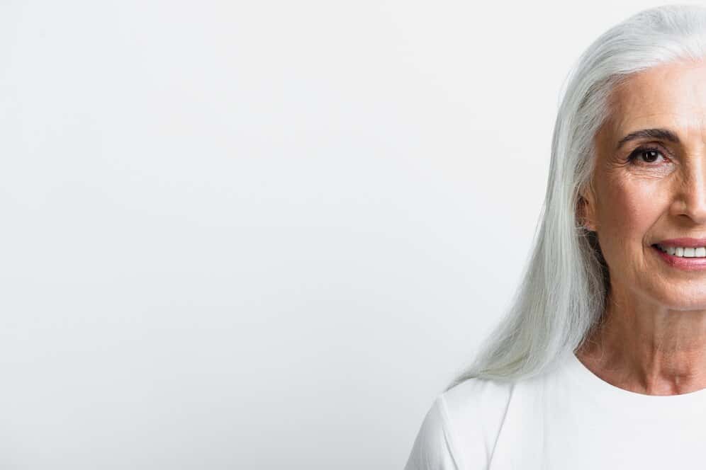 Трихолог Егорова рассказала, когда и почему начинает появляться седина