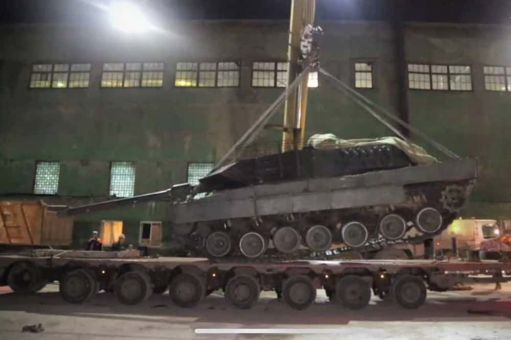 В Нижнем Тагиле на Уралвагонзавод доставили трофейный танк «Леопард»