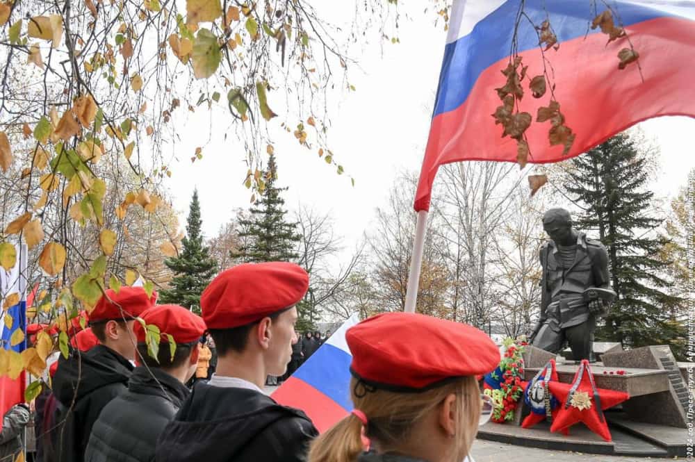 В Нижнем Тагиле прошло мероприятие, посвященное юбилею со дня создания памятника воинам-тагильчанам 
