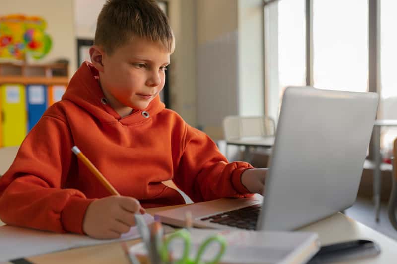 НАК: ребенок опасен, если у него меньше ста друзей в соцсетях