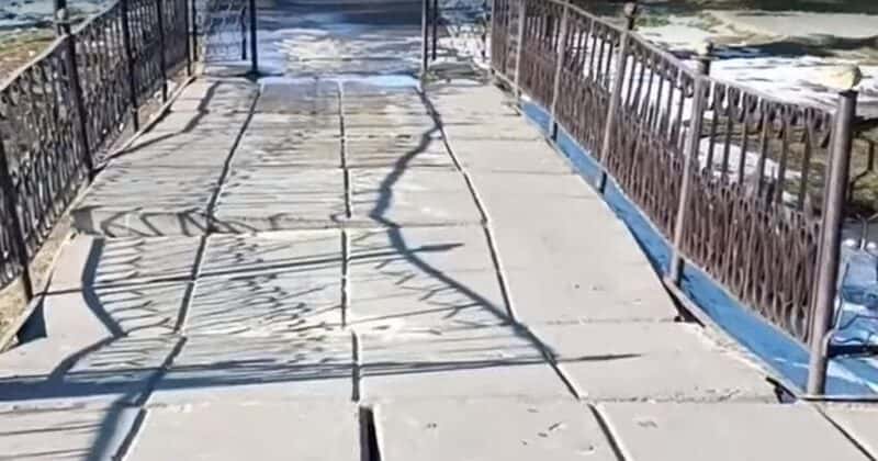 Тагильчане требуют отремонтировать мост в парке Металлургов