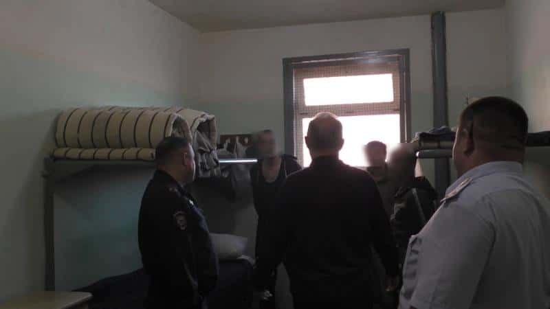 В изоляторах кормят три раза в день и играют в настолки: в Нижнем Тагиле прошли проверки ИВС и спецприемников