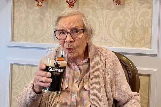 Долгожительница из Британии призналась, что секрет ее долголетия кроется в пиве 