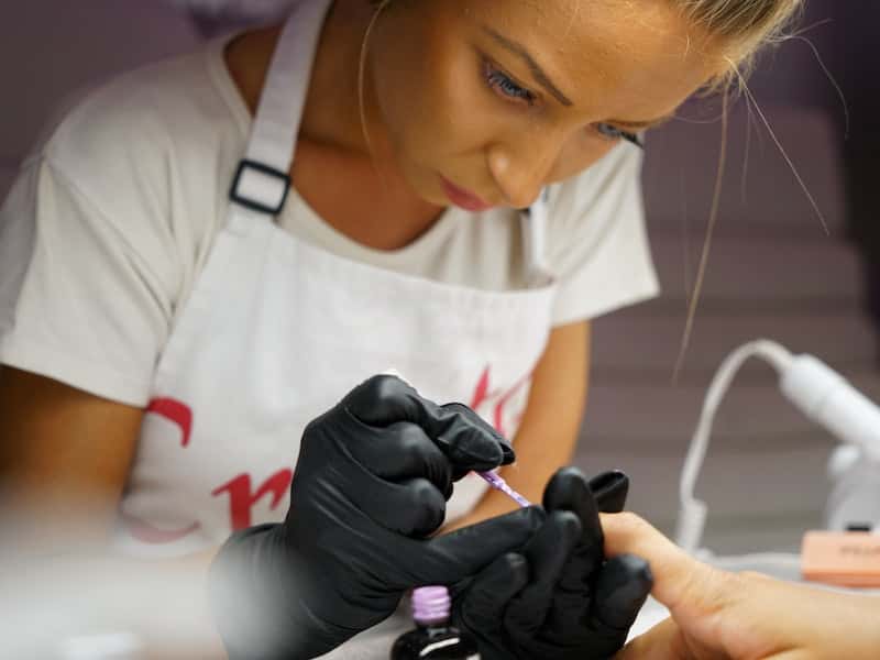 Можно ли заразиться ВИЧ на маникюре: эксперт оценила вероятность 