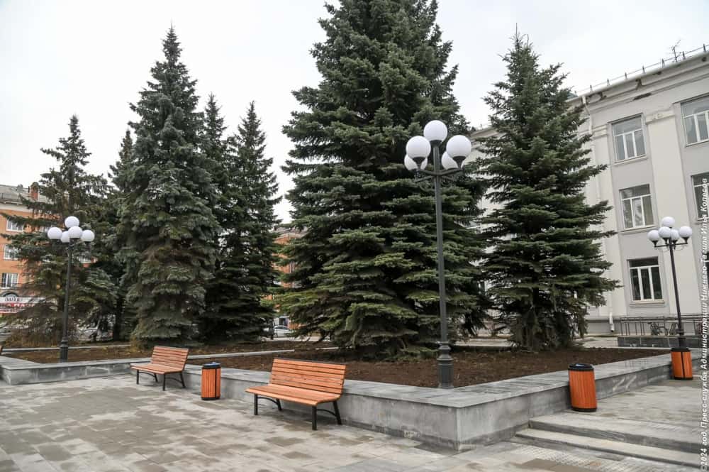 Лавочки и урны на открытие площади у Машиностроительного техникума привезли только на фотосессию