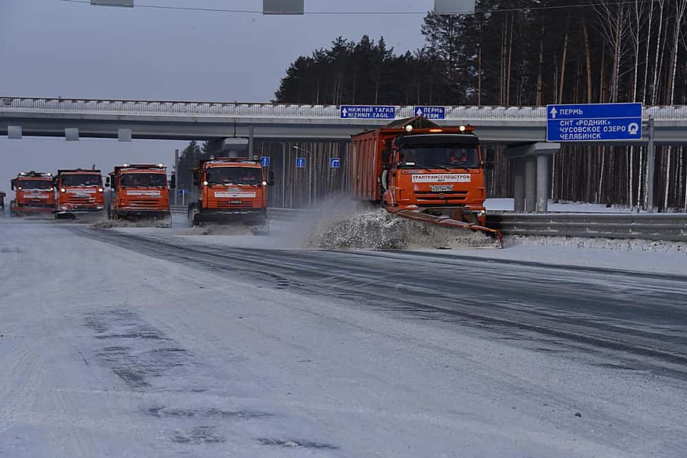 Снежный покров может достичь 8 сантиметров: снегоуборочные машины расчищают свердловские дороги