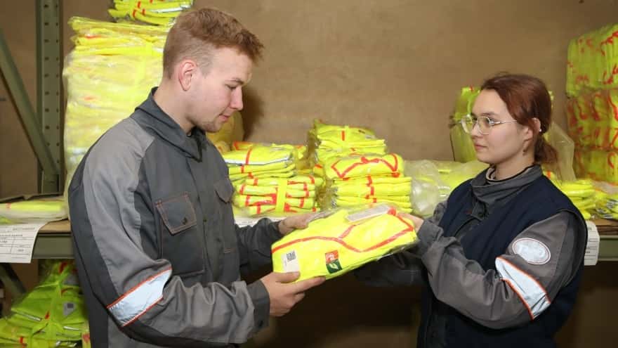 На Свердловскую железную дорогу поступила новая желтая спецодежда