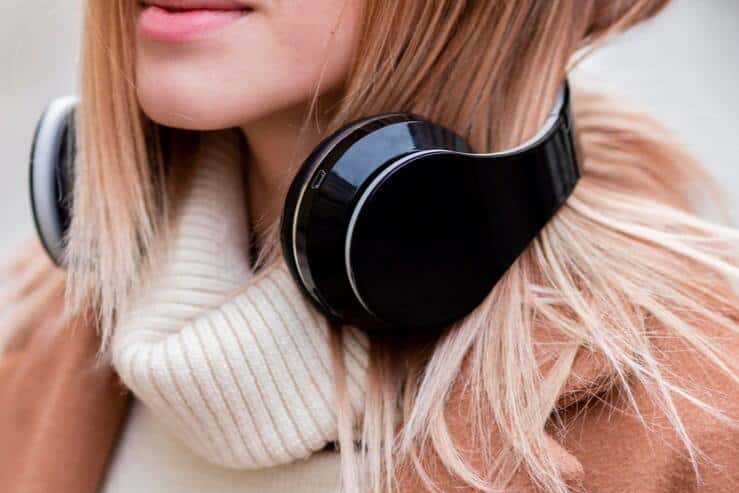 Ученый из Стэнфордского университета заявил, что беспроводные наушники могут привести к серьезным проблемам со здоровьем 