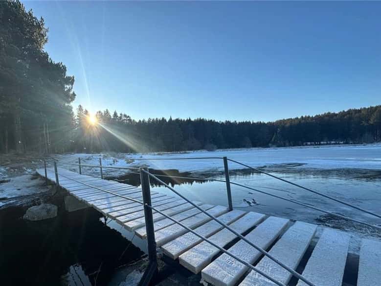 В Нижнем Тагиле пенсионер своими силами восстановил мост в районе Муринского пруда