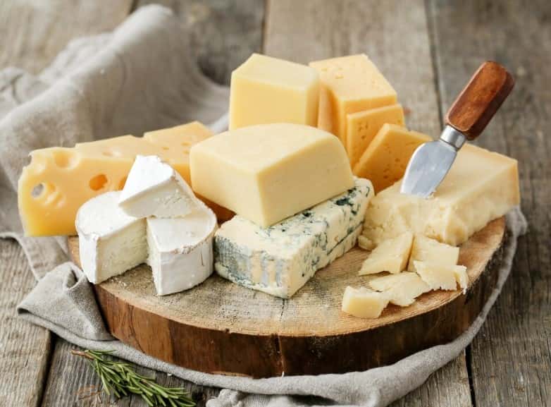 Необычный способ победить храп: эксперты из Китая заявили, что сыр поможет обрести здоровый сон