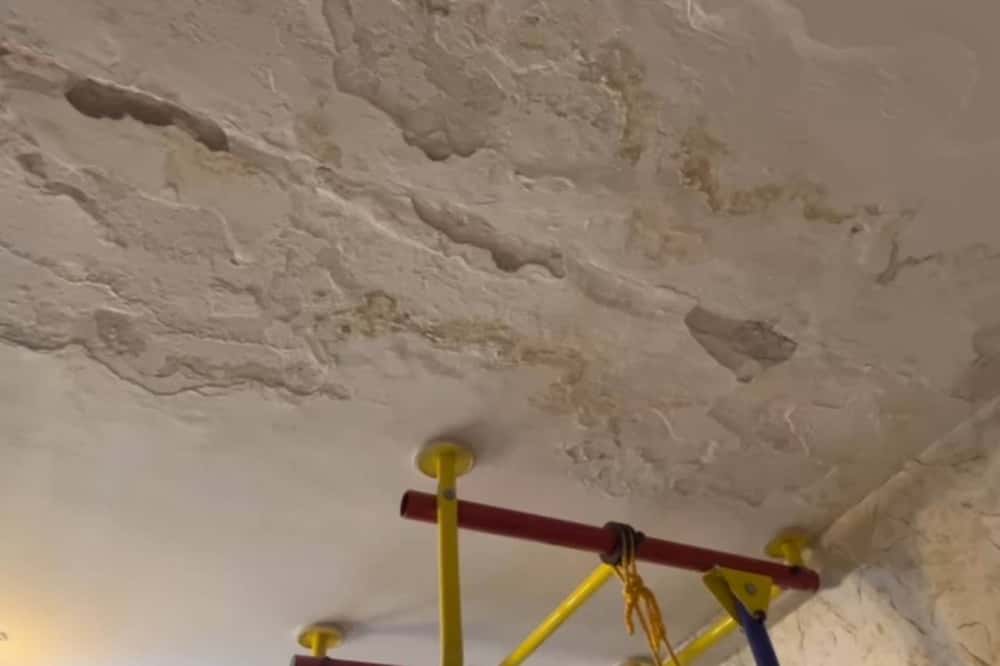 «Десятилетний дом трещит по швам»: тагильчане страдают от протечек крыши