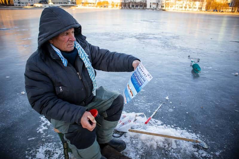 В Екатеринбурге полицейские и спасатели напомнили об опасности выхода на лед
