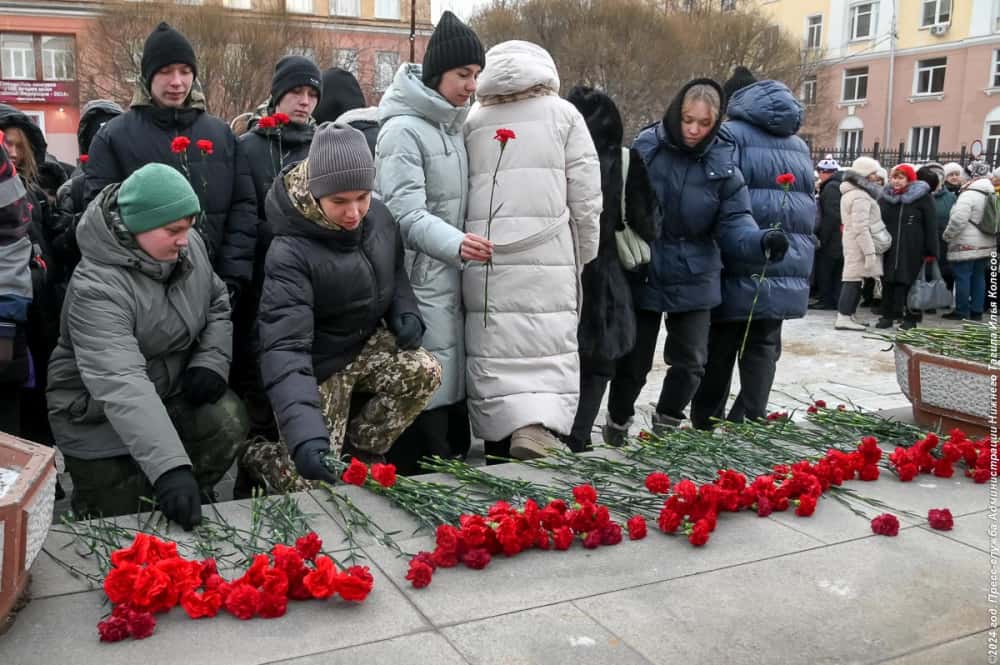 В Нижнем Тагиле возложили цветы к монументу с именами героев в память о них