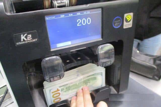 В Свердловской области таможенники обнаружили 20 тысяч долларов у жительницы Челябинской области