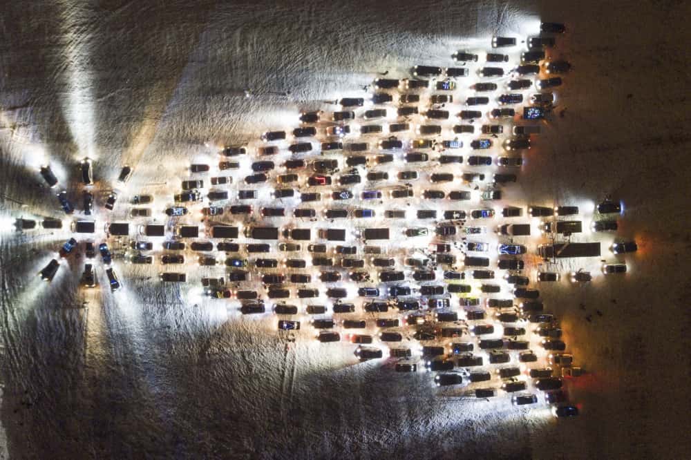 В Нижнем Тагиле более 500 водителей выстроились в огромную автоелку 