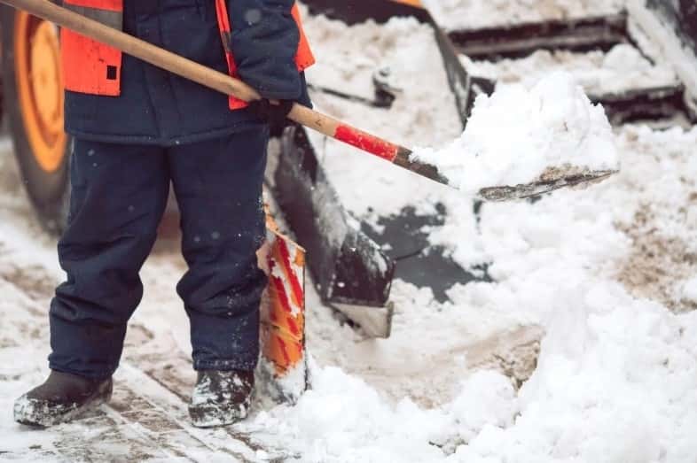 На Урале работало 375 снегоуборочных машин во время оттепели 