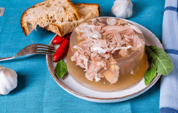 Людям с проблемами с желудком нельзя холодец: эксперт рассказал, кому еще стоит отказаться от этого блюда