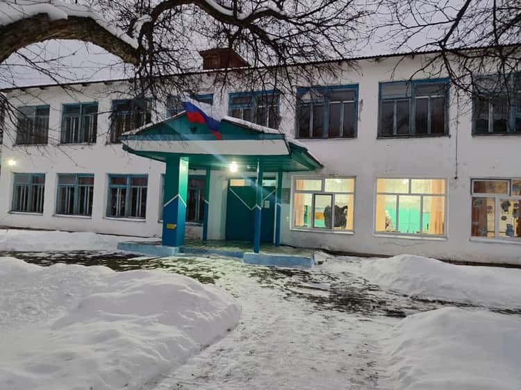 Дети остались без образования: в свердловском селе закрыли школу из-за увольнения повара