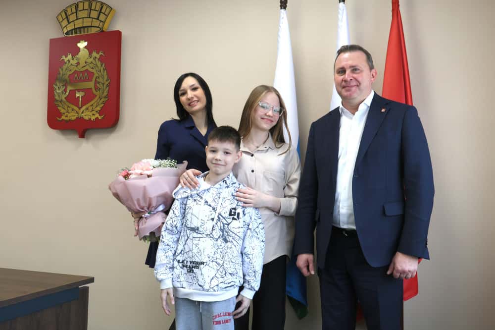 Глава Нижнего Тагила исполнил мечту юной местной жительницы