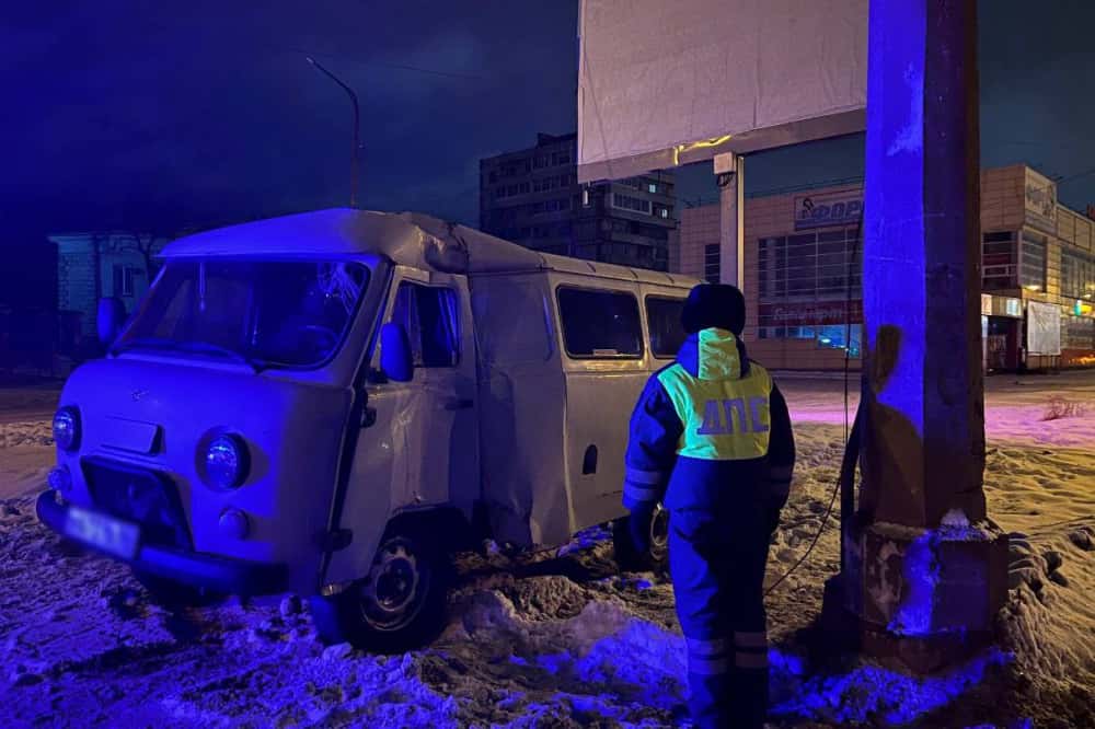 В Нижнем Тагиле молодой водитель совершил наезд на опору электропередач в состоянии опьянения 