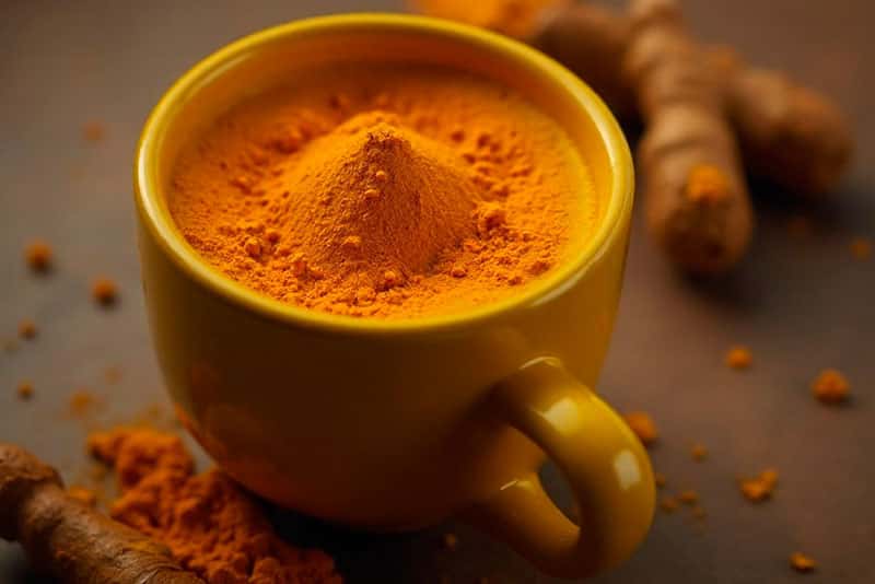 Не добавляйте это в кофе: эксперт перечислила самые опасные добавки