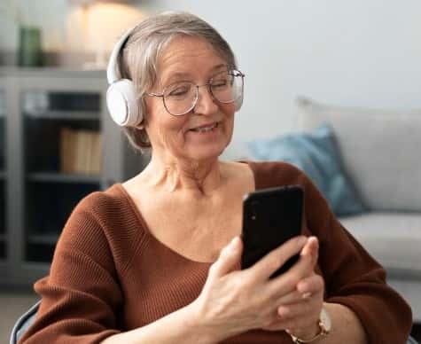 Скроллинг соцсетей предотвращает риск развития Альцгеймера: заявление терапевта