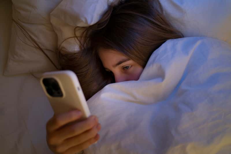 Ученые из Англии нашли способ спать как младенец: секрет кроется в синем свете  