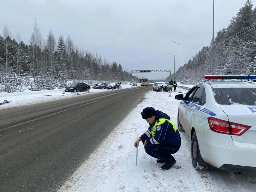Под Нижним Тагилом легковушка столкнулась с автобусом: есть пострадавший