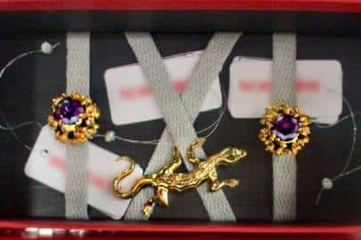 В Свердловской области таможенники обнаружили 93 незадекларированных изделия из уральских самоцветов