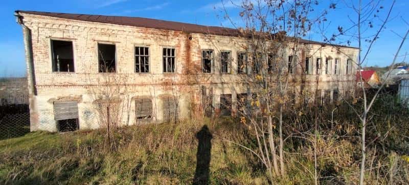 В поселке под Нижним Тагилом пытаются продать здание бывшей школы за 2,1 млн рублей